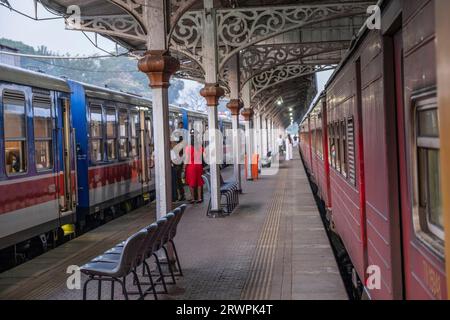 Asia, Sri Lanka, Kandy. Stazione ferroviaria di Kandy. Piattaforme; lavori in ferro battuto vittoriano Foto Stock