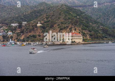 Avalon, CA, USA - 13 settembre 2023: Porto di Avalon sull'isola di Santa Catalina al mattino con vista sul Casino Building e su una barca che si dirige Foto Stock