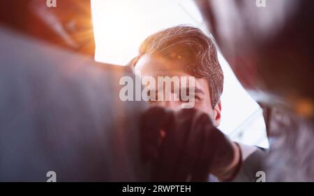 un uomo d'affari tira fuori una cartella da un sacchetto di plastica. vista dal basso Foto Stock