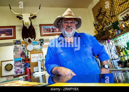 Phil Turner pubblicano del Marree Hotel nell'isolata città ferroviaria di Maree (POP 65) nell'Australia meridionale. Foto Stock