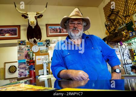 Phil Turner pubblicano del Marree Hotel nell'isolata città ferroviaria di Maree (POP 65) nell'Australia meridionale. Foto Stock