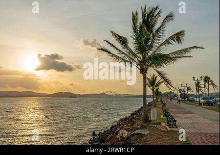 Amador Causeway e ingresso al Canale di Panama al tramonto con Ponte delle Americhe, Panama City, Panama. Foto Stock