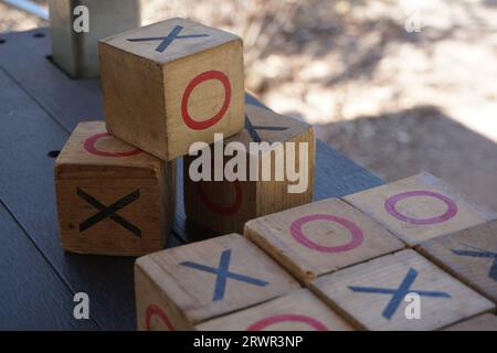 primo piano di torrioni e croci o gioco per bambini con blocchi di legno tic-tac-toe Foto Stock