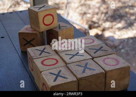 primo piano di torrioni e croci o gioco per bambini con blocchi di legno tic-tac-toe Foto Stock