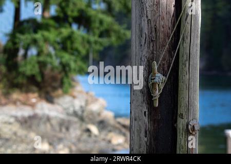 Banchina di ancoraggio su palo di legno sull'isola di Bowen, British Columbia, Canada. Foto Stock