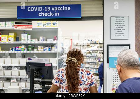 Miami Beach Florida, farmacia Walgreens, interno interno interno, contatore Covid-19 vaccino check-in pandemia di coronavirus, uomo uomo uomo uomo, donna Wom Foto Stock