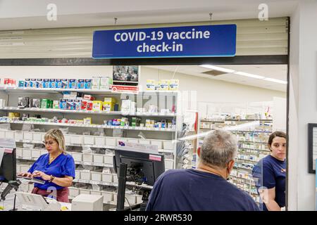 Miami Beach Florida, farmacia Walgreens, interno interno interno, contatore Covid-19 vaccino check-in pandemia di coronavirus, uomo uomo uomo uomo, donna Wom Foto Stock