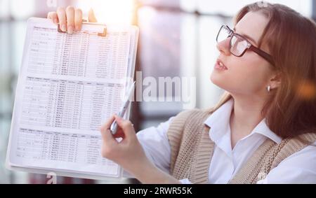 Donna manager che presenta un rapporto finanziario in ufficio Foto Stock