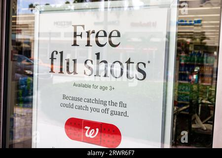 Miami Beach Florida, Walgreens Pharmacy drugstore, interno interno interno, cartello di avviso, gratuito influenza shot offerta promozione, informazioni di firma, promozione promozione Foto Stock