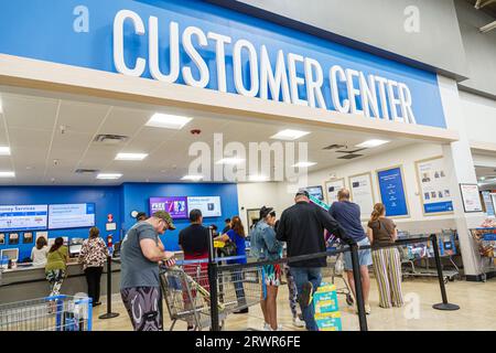 Miami Hialeah Gardens Florida, Walmart Supercenter all'interno dell'hotel, grandi magazzini a prezzi scontati, negozi commerciali, mercati commerciali Foto Stock
