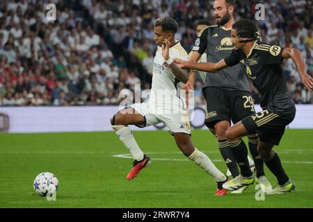 Madrid, Spagna. 20 settembre 2023. Rodrygo (L) del Real Madrid sfonda durante la partita di UEFA Champions League del gruppo C tra Real Madrid e Union Berlin a Madrid, in Spagna, il 20 settembre 2023. Crediti: Yuheng Zhang/Xinhua/Alamy Live News Foto Stock