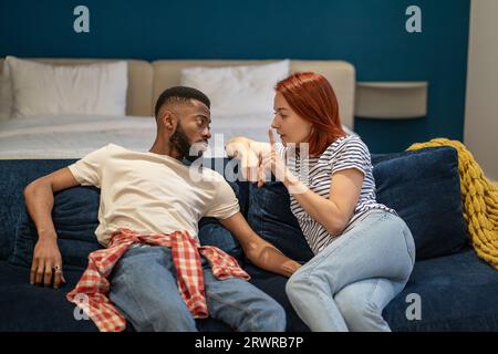 Uomo afro-americano donna caucasica che parla di problemi nelle relazioni. Foto Stock