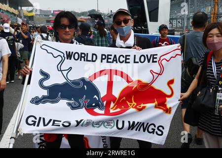 Suzuka, Giappone. 21 settembre 2023. Atmosfera del circuito - ventilatori Red Bull. 21.09.2023. Campionato del mondo di formula 1, Rd 17, Gran Premio del Giappone, Suzuka, Giappone, giorno di preparazione. Il credito fotografico dovrebbe essere: XPB/Press Association Images. Credito: XPB Images Ltd/Alamy Live News Foto Stock