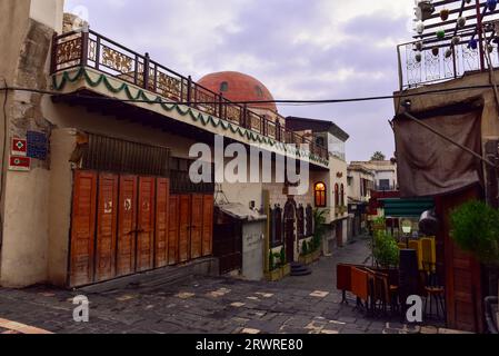 Al Nawfara Street, la "strada alta" degli autobus dove molti locali si ritrovano, vuota la mattina presto dopo le preghiere e prima che inizi il viaggio Foto Stock