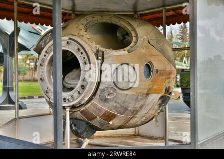 Relitto della capsula spaziale sovietica Sojuz in mostra al di fuori del Panorama della Guerra di ottobre a Damasco, in Siria Foto Stock