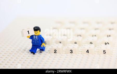 il ragazzo dell'ufficio riceve il mattone numero uno Foto Stock