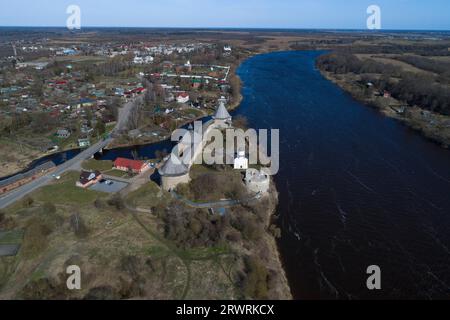 Vista da un'altezza su Staraya Ladoga in un giorno di aprile (osservazione aerea). Regione di Leningrado, Russia Foto Stock