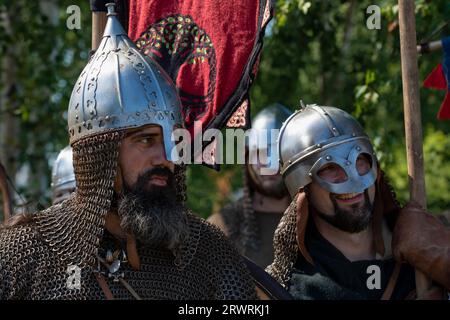 SHEVELEVO, RUSSIA - 5 AGOSTO 2023: Due guerrieri dell'alto Medioevo. Partecipanti al festival storico "Fratellanza principesca-2023" Foto Stock