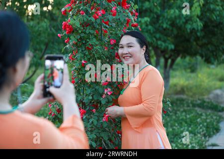 CONTEA DI LUANNAN, Cina - 30 maggio 2022: Le signore giocano nel parco, nella Cina settentrionale Foto Stock