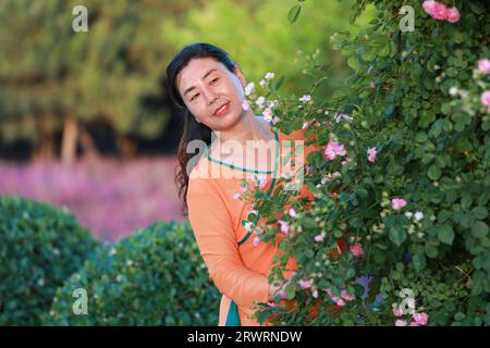 CONTEA DI LUANNAN, Cina - 30 maggio 2022: Le signore giocano nel parco, nella Cina settentrionale Foto Stock