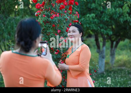 CONTEA DI LUANNAN, Cina - 30 maggio 2022: Le signore giocano nel parco, nella Cina settentrionale Foto Stock