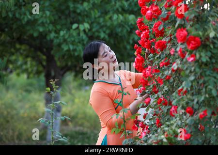 CONTEA DI LUANNAN, Cina - 30 maggio 2022: Le signore giocano nel parco, nella Cina settentrionale Foto Stock