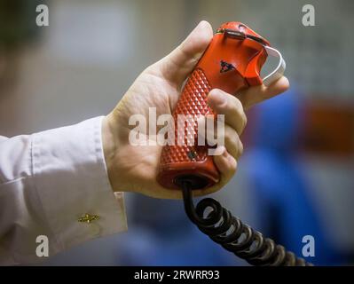 Foto del file datata 20/01/16 del Weapons Engineer Officers Tactical Trigger che sarebbe stato utilizzato nella fase finale di un lancio di missili nucleari, a bordo del sottomarino classe Vanguard HMS Vigilant. Il sostegno al deterrente nucleare britannico è tornato ai livelli osservati l'ultima volta durante la guerra fredda, come è emerso da un sondaggio dell'opinione pubblica. Foto Stock