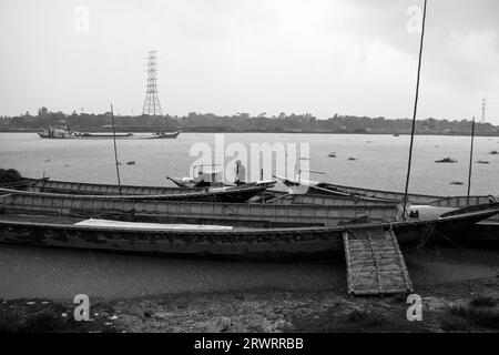 Fotografia in bianco e nero della stazione delle barche per un giorno di pioggia da Ruhitpur, Bangladesh, il 5 settembre 2022 Foto Stock