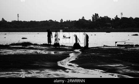 Fotografia in bianco e nero della stazione delle barche per un giorno di pioggia da Ruhitpur, Bangladesh, il 5 settembre 2022 Foto Stock