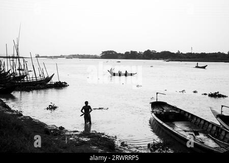 Fotografia in bianco e nero della stazione delle barche per un giorno di pioggia da Ruhitpur, Bangladesh, il 5 settembre 2022 Foto Stock