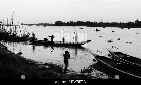 Fotografia in bianco e nero della stazione delle barche per un giorno di pioggia da Ruhitpur, Bangladesh, il 5 settembre 2022 Foto Stock