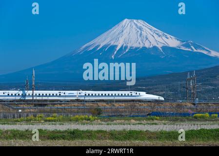 Fuji nel cielo blu e Tokaido/Sanyo Shinkansen serie N700 Foto Stock