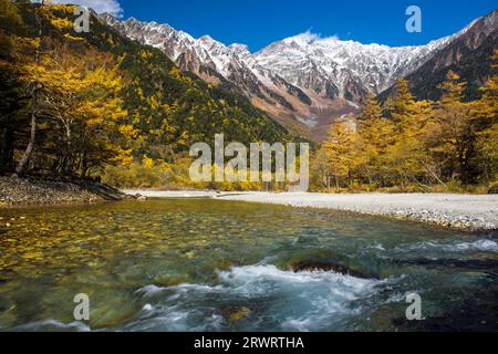 Il fiume Azusa e la catena montuosa Hotaka in autunno a Kamikochi Foto Stock