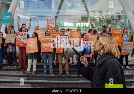 Londra, Inghilterra, Regno Unito. 20 settembre 2023. British Medical Association (BMA) picchetto fuori University College Hospital come consulenti NHS e medici in formazione mettono in scena il loro primo sciopero congiunto mai. (Immagine di credito: © Vuk Valcic/ZUMA Press Wire) SOLO USO EDITORIALE! Non per USO commerciale! Foto Stock