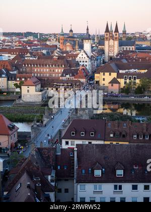 Vista dal Marienberg al vecchio ponte principale, il romanico St Cattedrale di Kilian, vecchio municipio, città vecchia, Würzburg, bassa Franconia, Franconia, Foto Stock