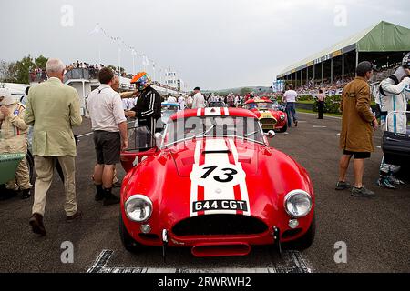 1963 AC Cobra guidata da Shaun Lynn / Jimmie Johnson nella gara Royal Automobile Club TT Celebration al Goodwood Revival Meeting del 10 settembre 2023 in Foto Stock