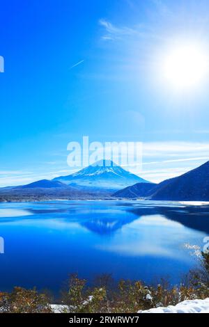 Fuji e il sole nella neve fresca sul lago Motosu in autunno Foto Stock