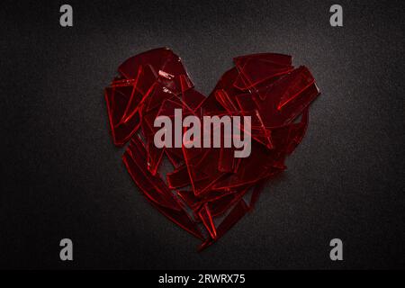vetro rotto con cuore trafilato. Foto di alta qualità Foto Stock