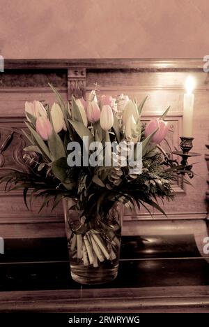 Tulipani su un pianoforte. Bouquet di tulipani su un pianoforte Foto Stock