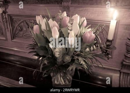 Tulipani su un pianoforte. Bouquet di tulipani su un pianoforte Foto Stock