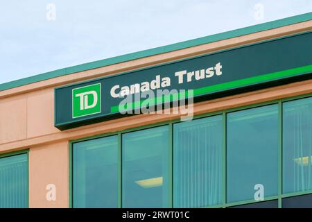 Cartello del Toronto Dominion Bank Canada Trust montato all'ultimo piano, fuori da un edificio. Foto Stock