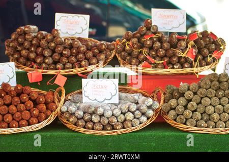 Vari tipi di salsicce dure esposte in un mercato tradizionale Foto Stock