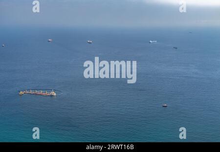 Disastro marino nella baia di Algeciras. Vista dalla Rocca di Gibilterra. Foto di primo piano. Un primo piano della nave che affonda e delle unità ausiliarie e di soccorso. Foto Stock