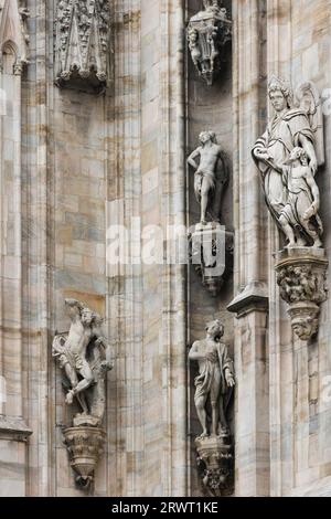 Sculture al Duomo di Milano, Lombardia, Italia Foto Stock