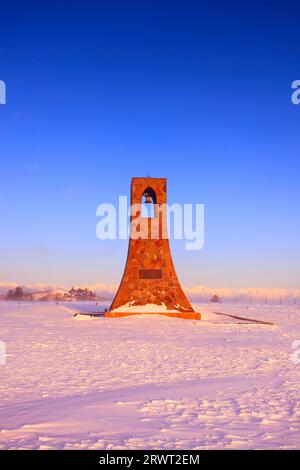 Misty Pagoda al sole del mattino e la vista lontana delle Alpi settentrionali Foto Stock