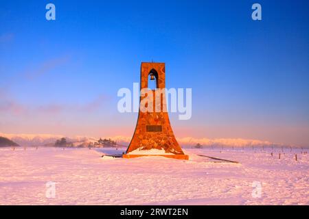 Misty Pagoda al sole del mattino e la vista lontana delle Alpi settentrionali Foto Stock