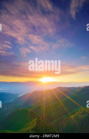 La città di Matsumoto, la catena montuosa Hotaka e le Alpi settentrionali viste da Ohgahana al tramonto Foto Stock