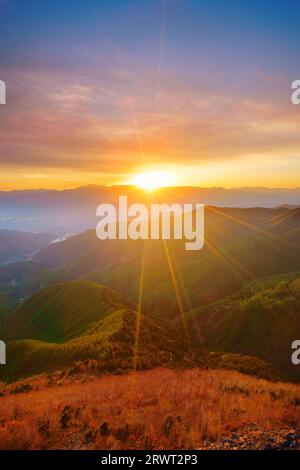 La città di Matsumoto, la catena montuosa Hotaka e le Alpi settentrionali viste da Ohgahana al tramonto Foto Stock