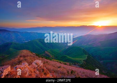 La città di Matsumoto, la catena montuosa Hotaka e le Alpi settentrionali viste da Ohgahana al tramonto Foto Stock