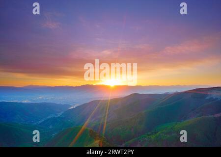 La città di Matsumoto, la catena montuosa Hotaka e le Alpi settentrionali viste da Ohgahana al tramonto Foto Stock